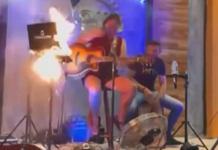 VÍDEO: Notebook explode durante show e assusta cantora e público