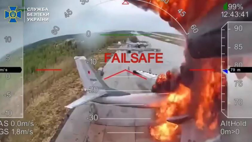 Ucrânia divulga imagens inéditas de drones atacando aviões militares russos