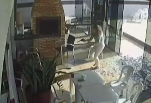 Novas imagens mostram mãe e filho atirando em idosos durante festa