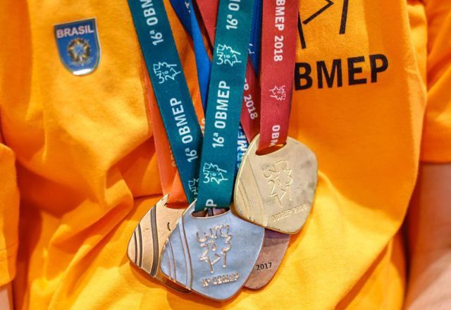 Estudante exibe diversas medalhas da Olimpíada de Matemática | Ricardo Stuckert/PR