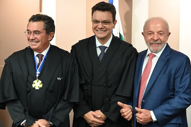 Odair Cunha toma posse e vira primeiro nome do PT a chegar ao TCU Odair Cunha toma posse e vira primeiro nome do PT a chegar ao TCU
