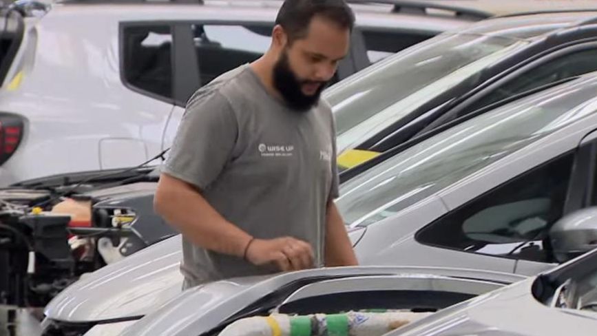 Oficina mecânica lotada de carros no fim de ano | Reprodução