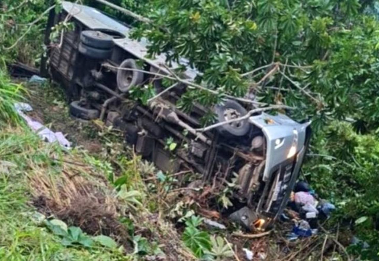 4 passageiros morrem após ônibus cair em ribanceira na Bahia 4 passageiros morrem após ônibus cair em ribanceira na Bahia