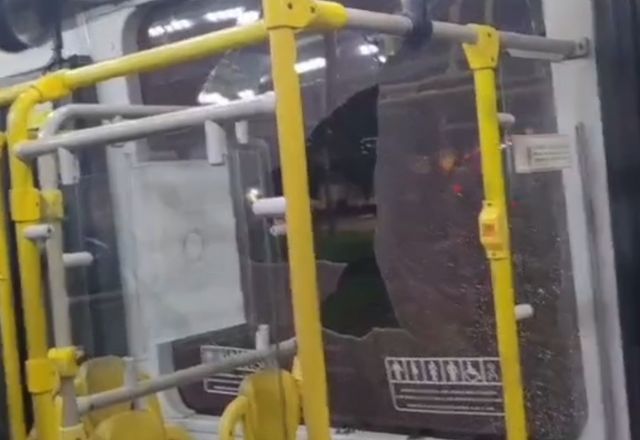Vidro de ônibus depredado em São Paulo | Foto: Reprodução/ Diário do Transporte