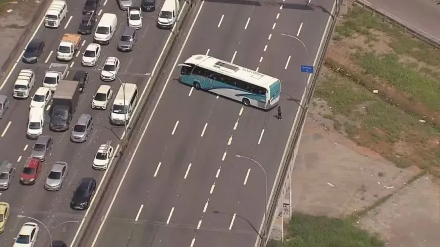 RJ: Criminosos tomam ônibus escolares e fazem barricada