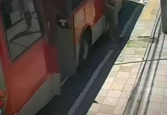 Idosa é atropelada por ônibus | Reprodução