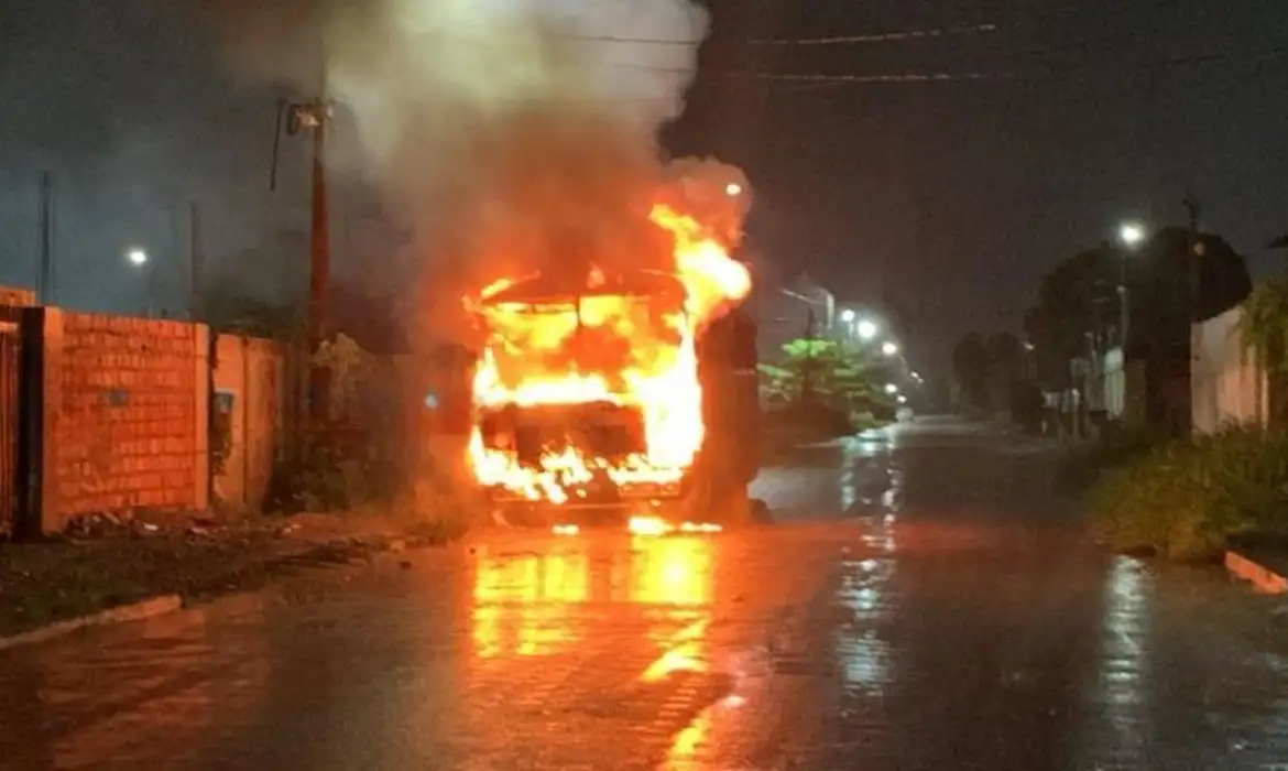 Ônibus incendiado em Vila Velha (RO) em série a ataques de facção criminosa | PMRO/Divulgação