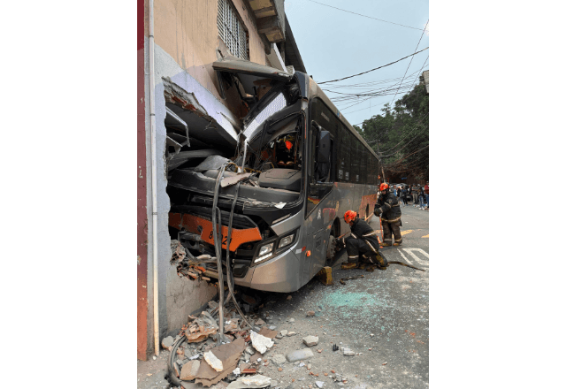 Ônibus perde controle e atinge casa na zona oeste de SP | Reprodução