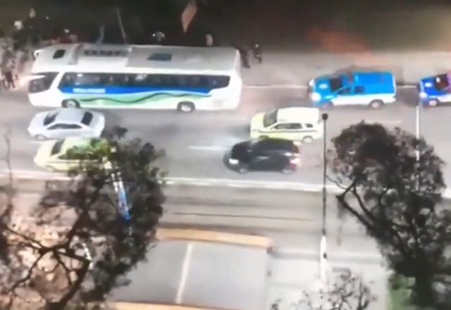 RJ: Bandidos tentam assaltar ônibus com 28 policiais militares dentro RJ: Bandidos tentam assaltar ônibus com 28 policiais militares dentro