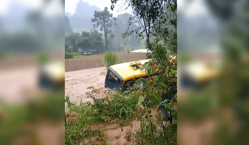 Motorista salva dez crianças presas em ônibus escolar durante enchente em SC; veja Motorista salva dez crianças presas em ônibus escolar durante enchente em SC; veja