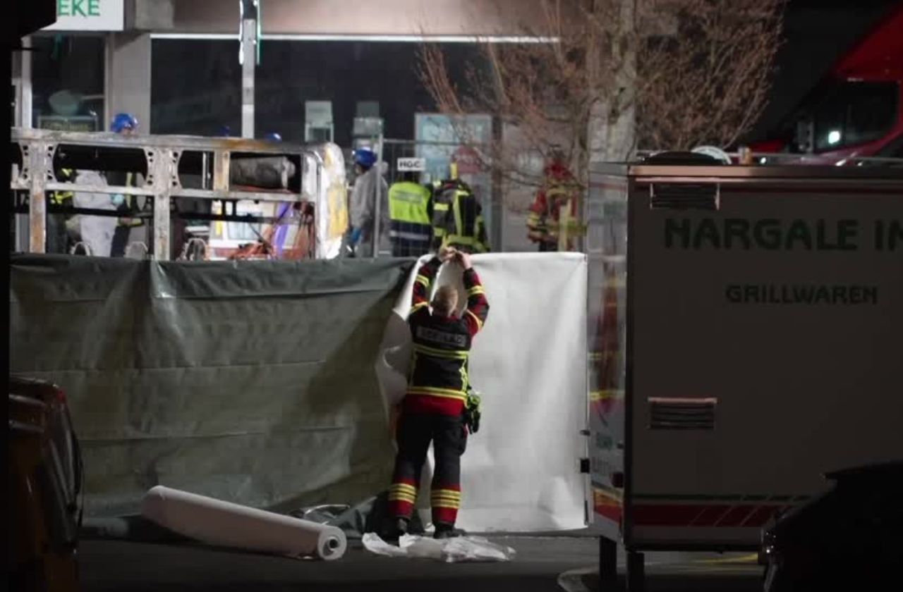 Polícia preservando o local onde o ônibus foi incendiado | Reuters/Reprodução