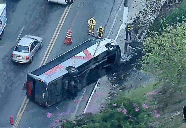 SP: Ônibus tomba e mulher fratura a perna em acidente