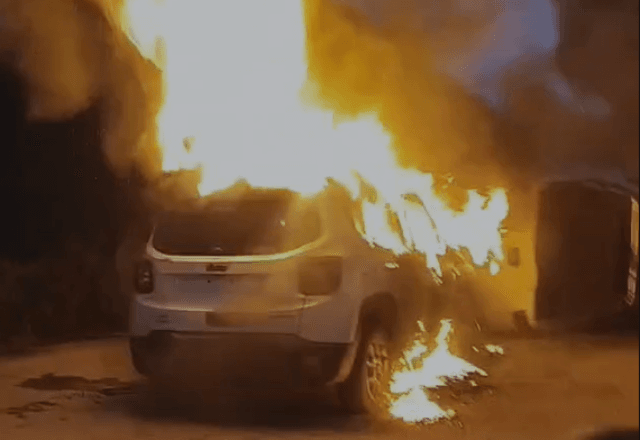 Carros pegam fogo em meio a confronto da polícia com facção criminosa em São Gonçalo (RJ). | Reprodução/Redes sociais