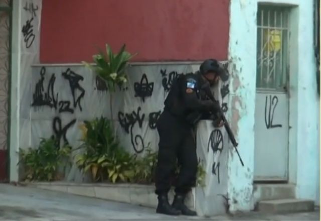 Operação no Complexo da Penha deixa mulher baleada e dois policiais feridos por estilhaços | Reprodução/SBT