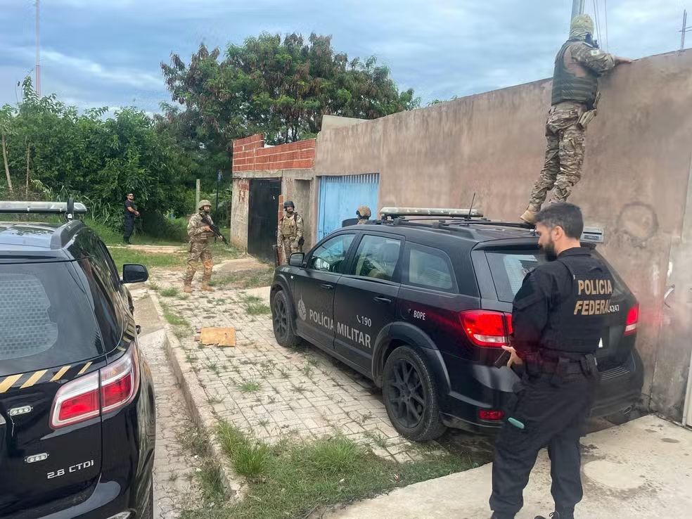 Agentes cumpre mandados contra suspeitos de tráfico internacional de drogas | Divulgação Polícia Federal