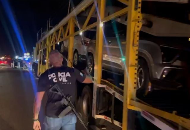 Polícia Civil do Rio de Janeiro intercepta carreta-cegonha | Reprodução