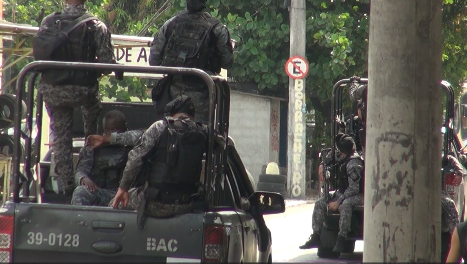 Helicóptero da polícia é alvejado durante operação no Rio Helicóptero da polícia é alvejado durante operação no Rio