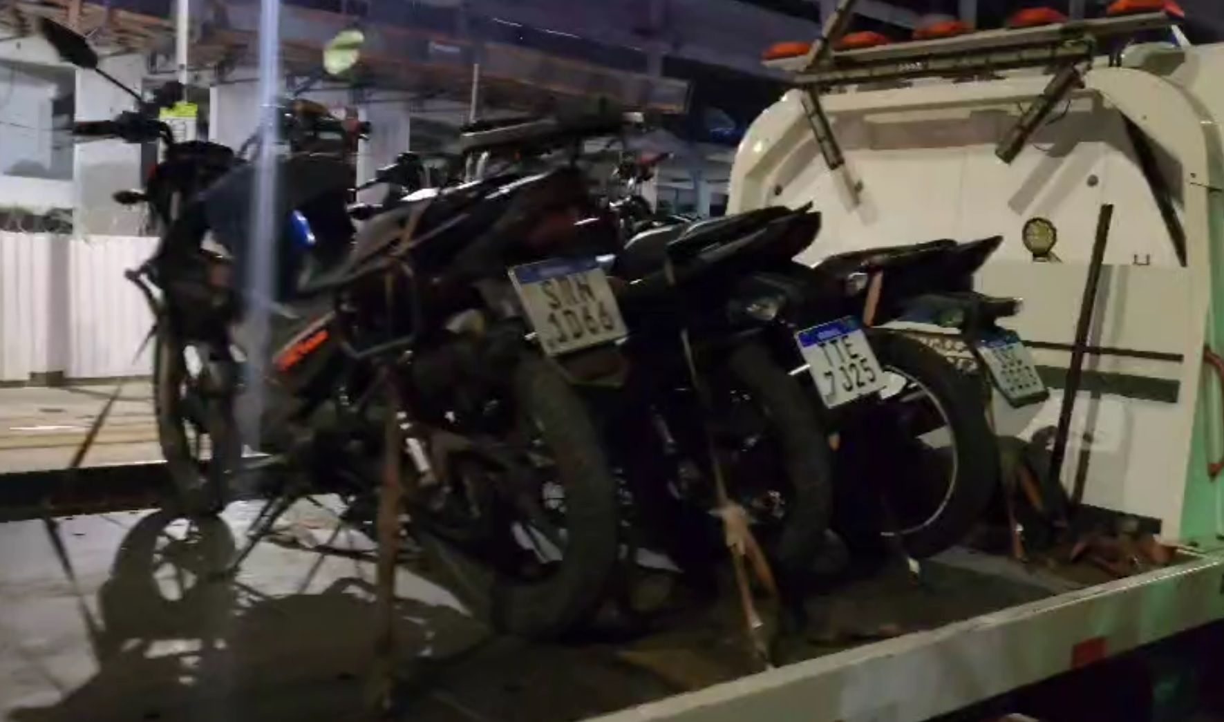 Oito motos irregulares foram apreendidas na operação. | Reprodução/SBT RJ