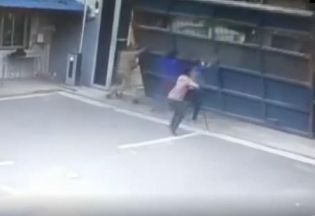 Flagrante assustador: operários morrem esmagados por portão na Índia Flagrante assustador: operários morrem esmagados por portão na Índia