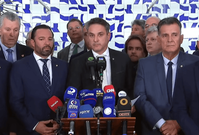 Parlamentares da oposição em conversa com jornalistas sobre a decisão de Gilmar Mendes; ao centro, o deputado Zucco (PL-RS) | Reprodução/Youtube @camaradosdeputadosoficial