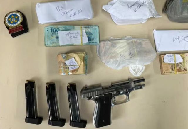 Dinheiro e arma apreendidos na casa de vereador investigado por morte de cabo eleitoral no Rio. (Crédito: Divulgação/MPRJ)