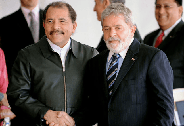 Lula cumprimenta o presidente da Nicarágua, Daniel Ortega, no Palácio Itamaraty, em julho de 2010 | Roosewelt Pinheiro/Agência Brasil