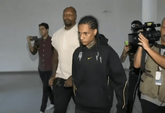 Cantor Oruam chega na delegacia para prestar depoimento | Reprodução/SBT