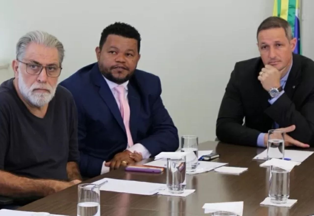 Mauro Caseri (à esquerda), o atual ouvidor, Cláudio Silva, e o secretário de Segurança Pública, Guilherme Derrite | Divulgação/Ouvidoria das Polícias de SP
