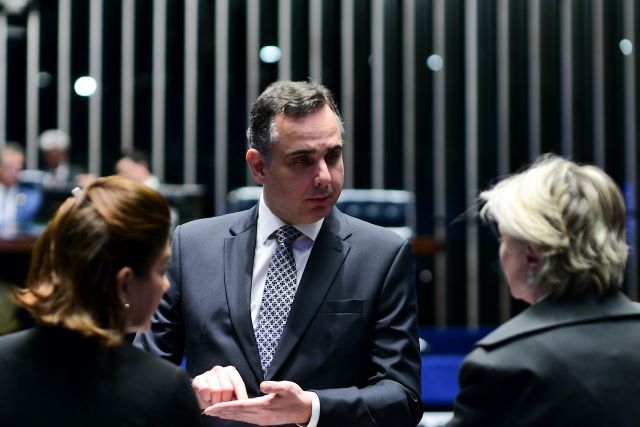Rodrigo Pacheco conversa com senadoras no plenário (Pedro França/Ag. Senado)