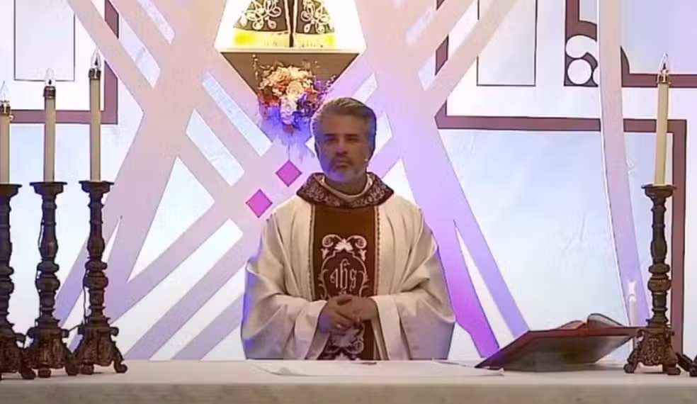 Padre é afastado após ter fotos íntimas vazadas na internet - Reprodução