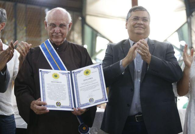 padre julio e flavio dino