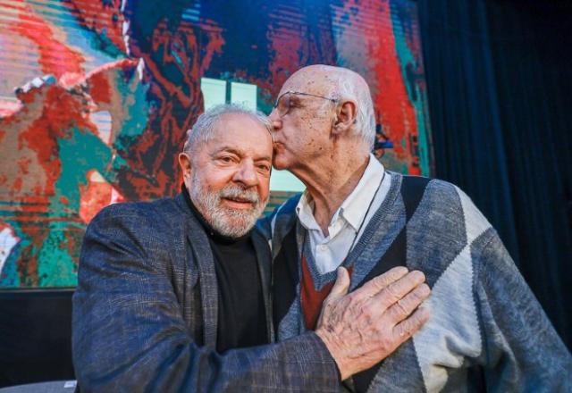 padre julio lancellotti beija cabeça de lula