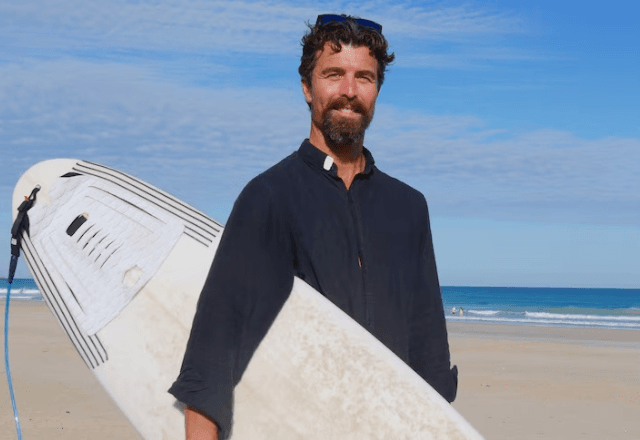 Liam Ryan é conhecido como padre surfista na Austrália | Reprodução/ABC News