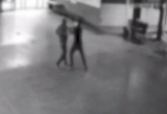 Pai invade escola e agride coordenador em Goiás Pai invade escola e agride coordenador em Goiás