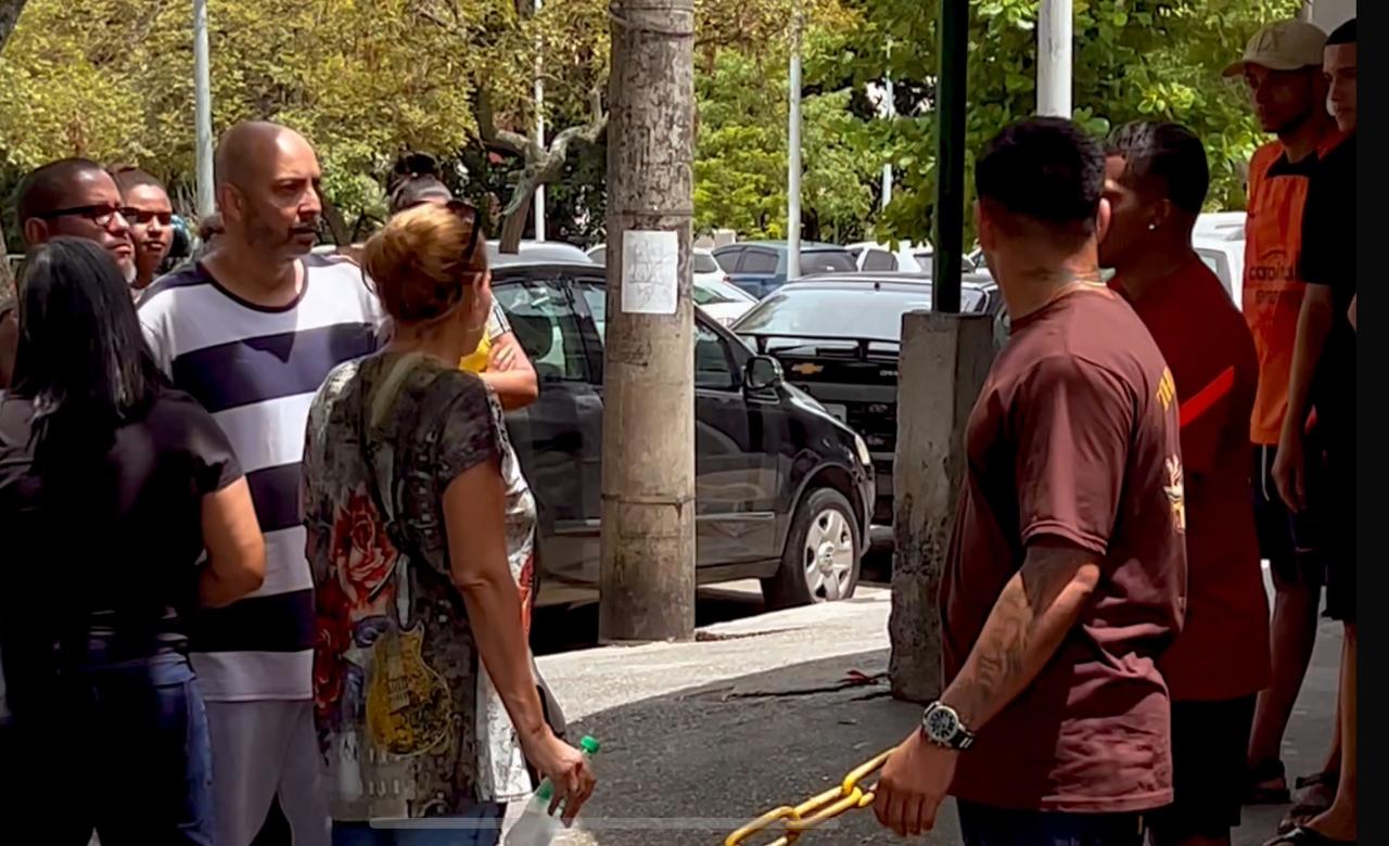 André Rosa Magno, pai de Davi, foi cercado por populares e teve o vidro traseiro do carro quebrado | Reprodução