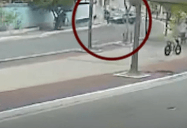 Imagens de câmeras de segurança capturaram o momento em que dois veículos participavam de um racha em alta velocidade | Reprodução