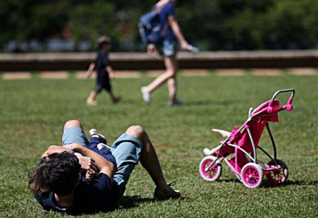 pai e filha brincando num parque