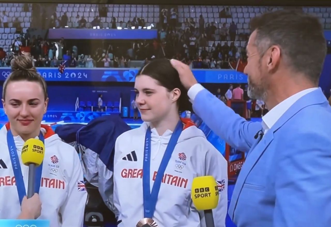 Pai comentarista faz carinho em filha medalhista olímpica durante entrevista ao vivo Pai comentarista faz carinho em filha medalhista olímpica durante entrevista ao vivo