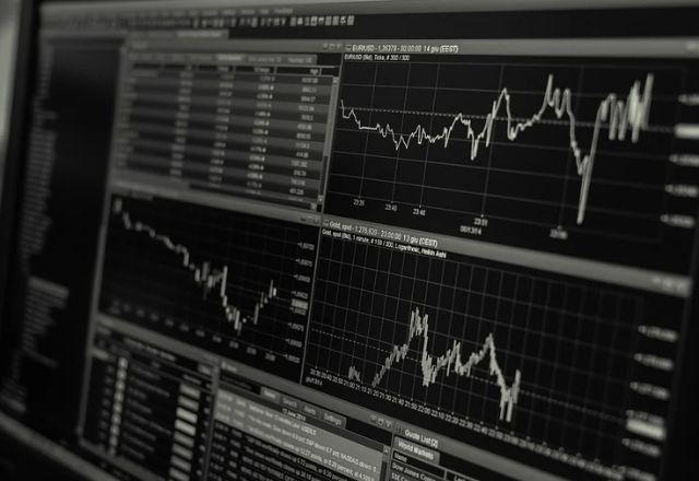 painel de investimentos com gráficos e dados economicos