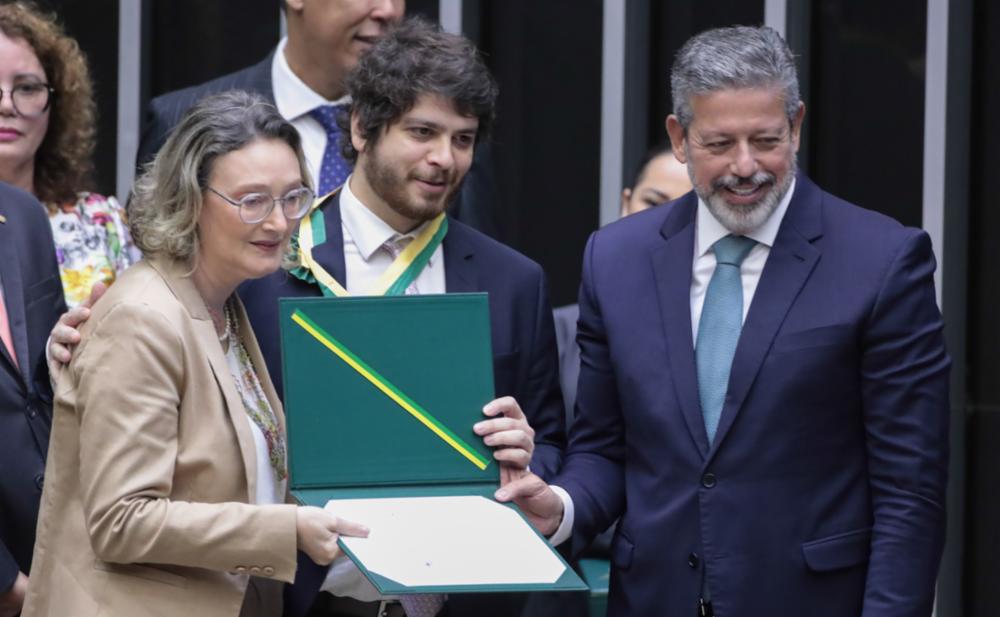  Chico Paiva, neto de Eunice Paiva, recebeu a medalha na Câmara em representação à avó. Honraria foi entregue pela deputada Maria do Rosário (PT-RS) e pelo presidente da Câmara, Arthur Lira (PP-AL).  | Bruno Spada/Câmara dos Deputados