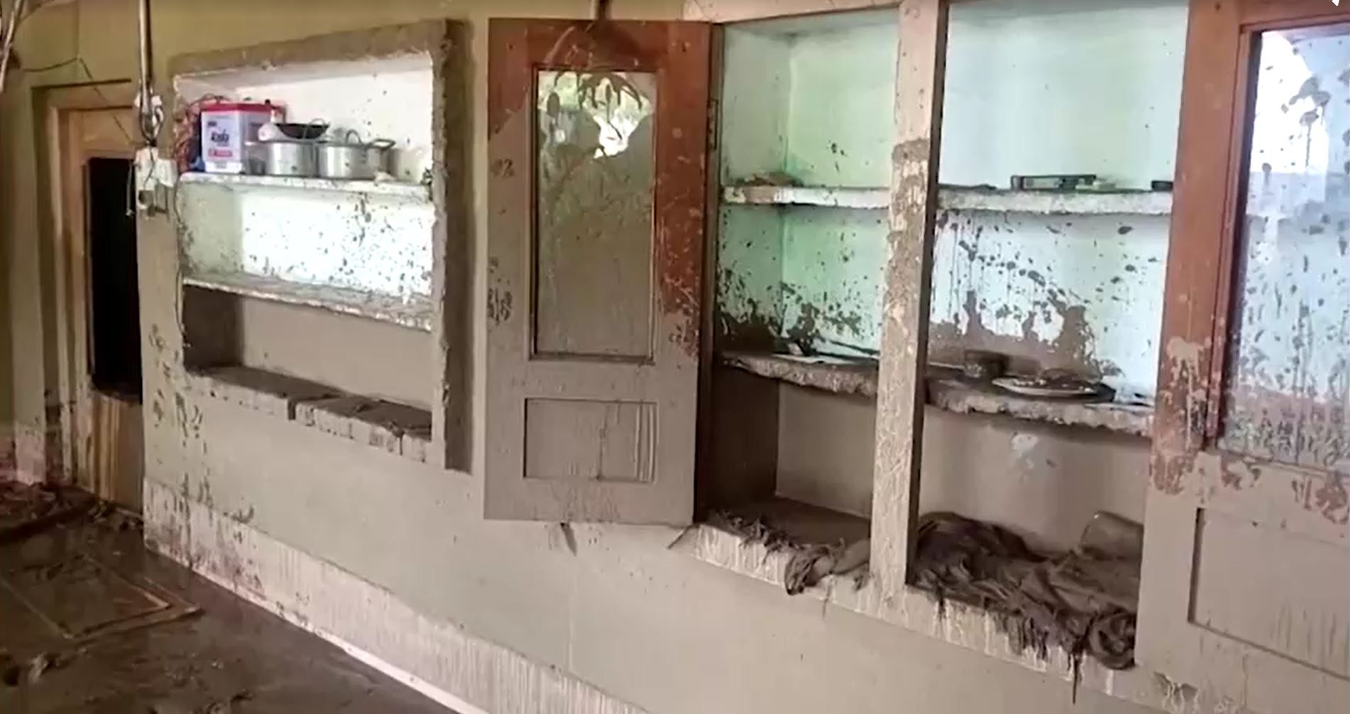 Moradores enfrentam as consequências das enchentes mortais no noroeste do Paquistão. | Reprodução/Reuters