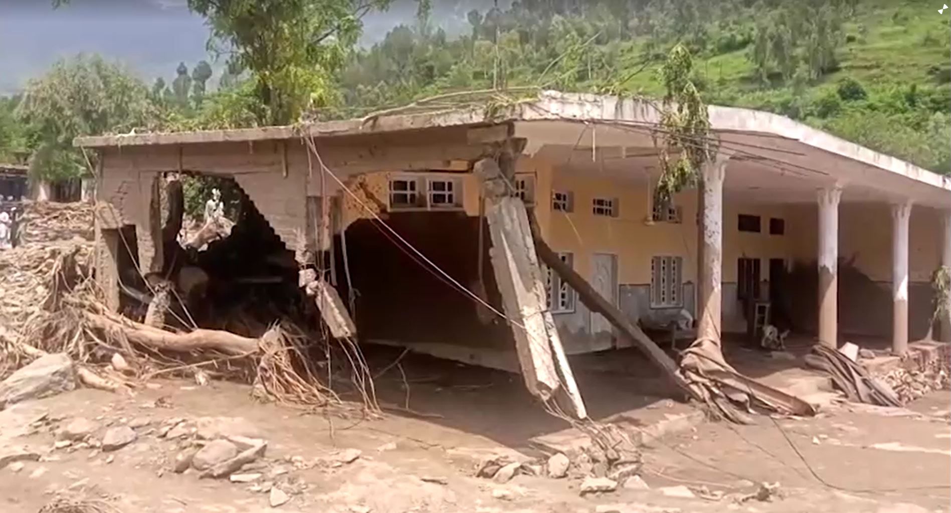 Moradores enfrentam as consequências das enchentes mortais no noroeste do Paquistão. | Reprodução/Reuters