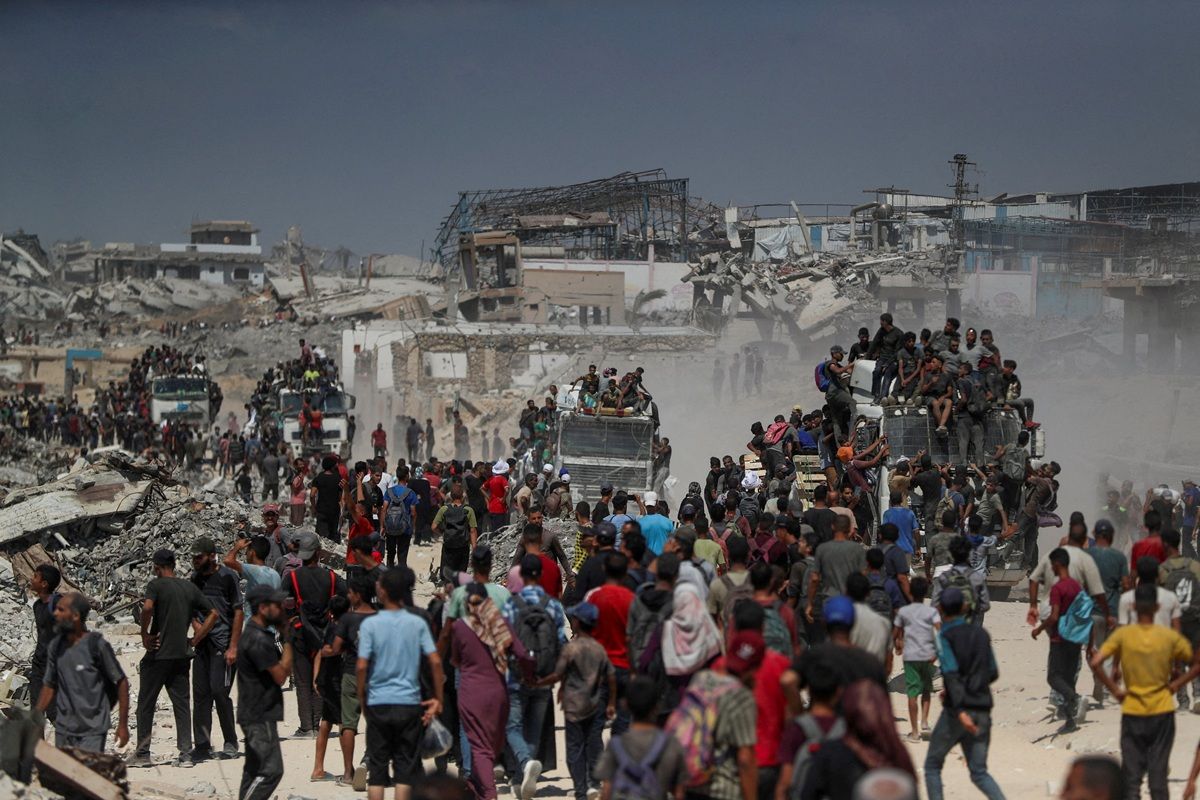 Palestinos carregam ajuda em Beit Lahia, norte de Gaza, em 1º de agosto de 2025. | Mahmoud Issa/Reuters