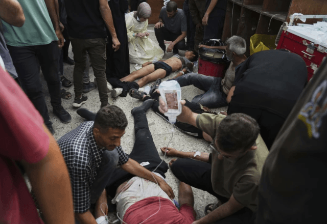 Palestinos feridos após ataques israelenses no Hospital Shifa, na Cidade de Gaza | Reprodução: AP/Jehad Alshrafi
