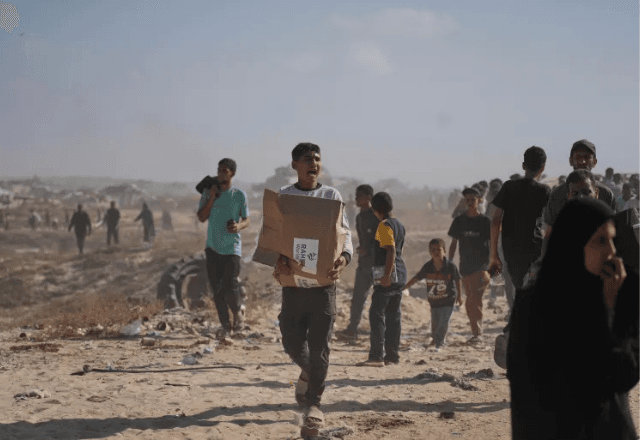 Palestinos em centro de ajuda humanitária | Reprodução/Abdel Kareem Hana/AP Photo