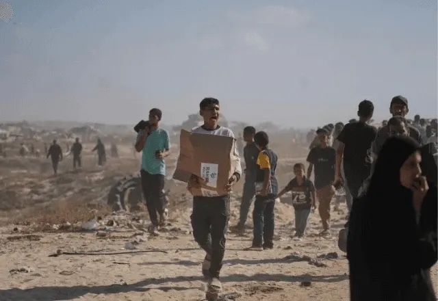 Palestinos em centro de ajuda humanitária | Reprodução/Abdel Kareem Hana/AP Photo