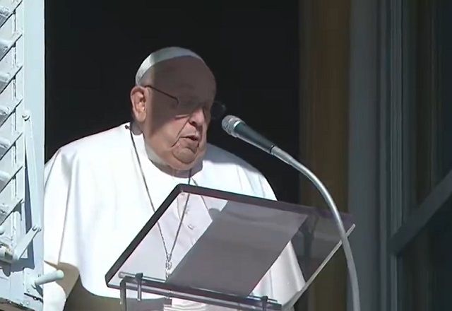 Minutos antes do avião bater contra um muro, controladores de tráfego aéreo alertaram a aeronave sobre risco de colisão com pássaros | Reprodução/Vatican News