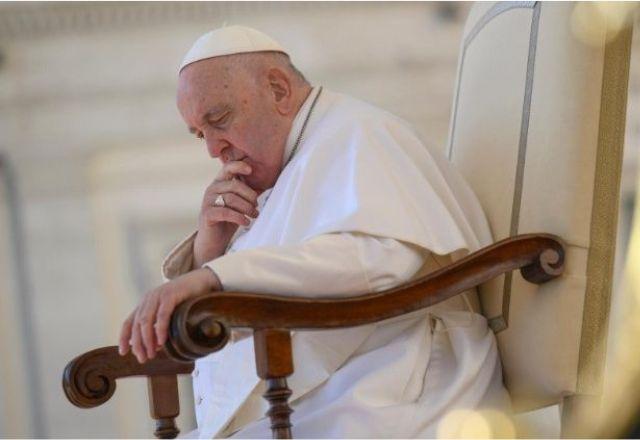 Papa Francisco sentado e rezando | Reprodução