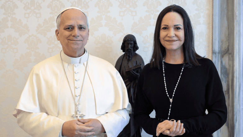 Papa e María Corina | Vatican Media/Hans Lucas via Reuters Connect