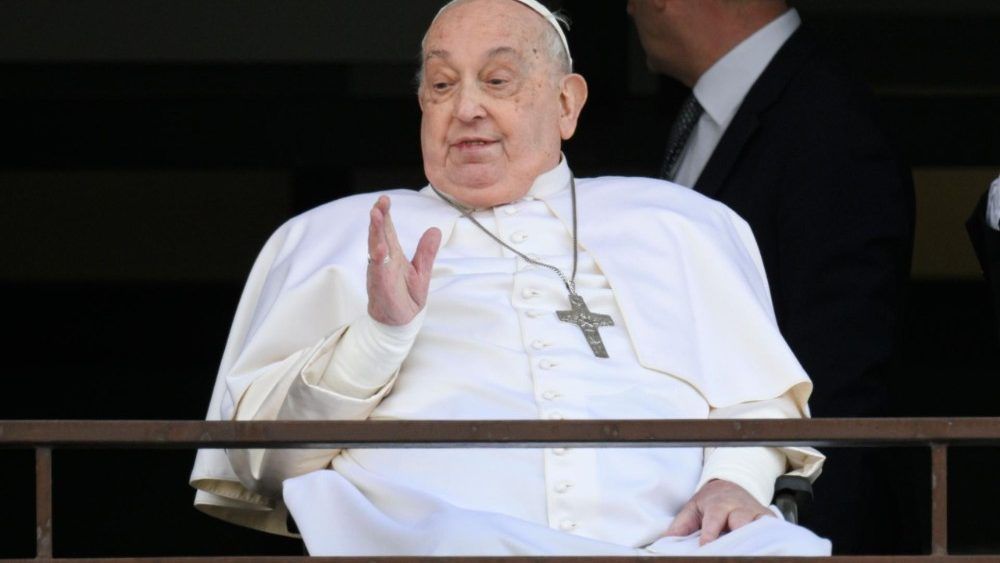 Papa acena ao receber alta do hospital. | Imprensa/Vaticano